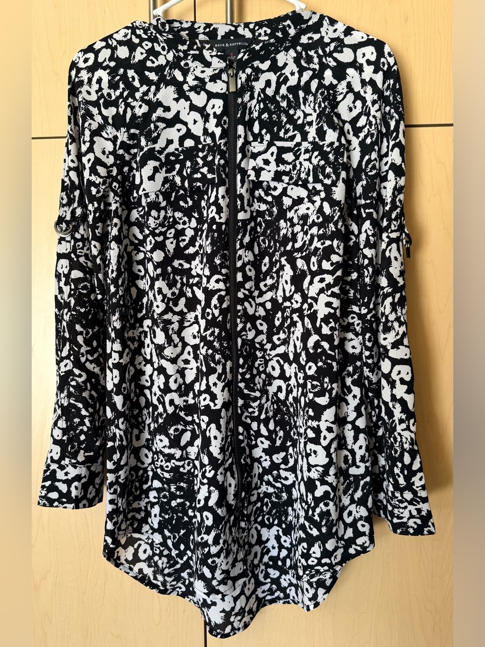 ROCK & REPUBLIC Black and White Printed Zipper Blouse